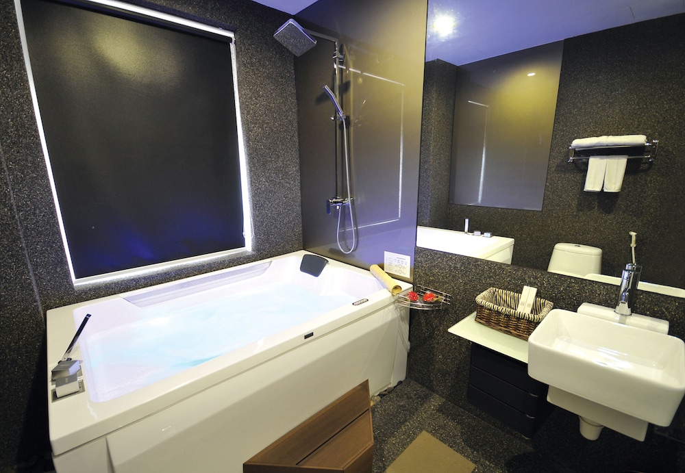 Deluxe Double Suite with Bathtub photo 3