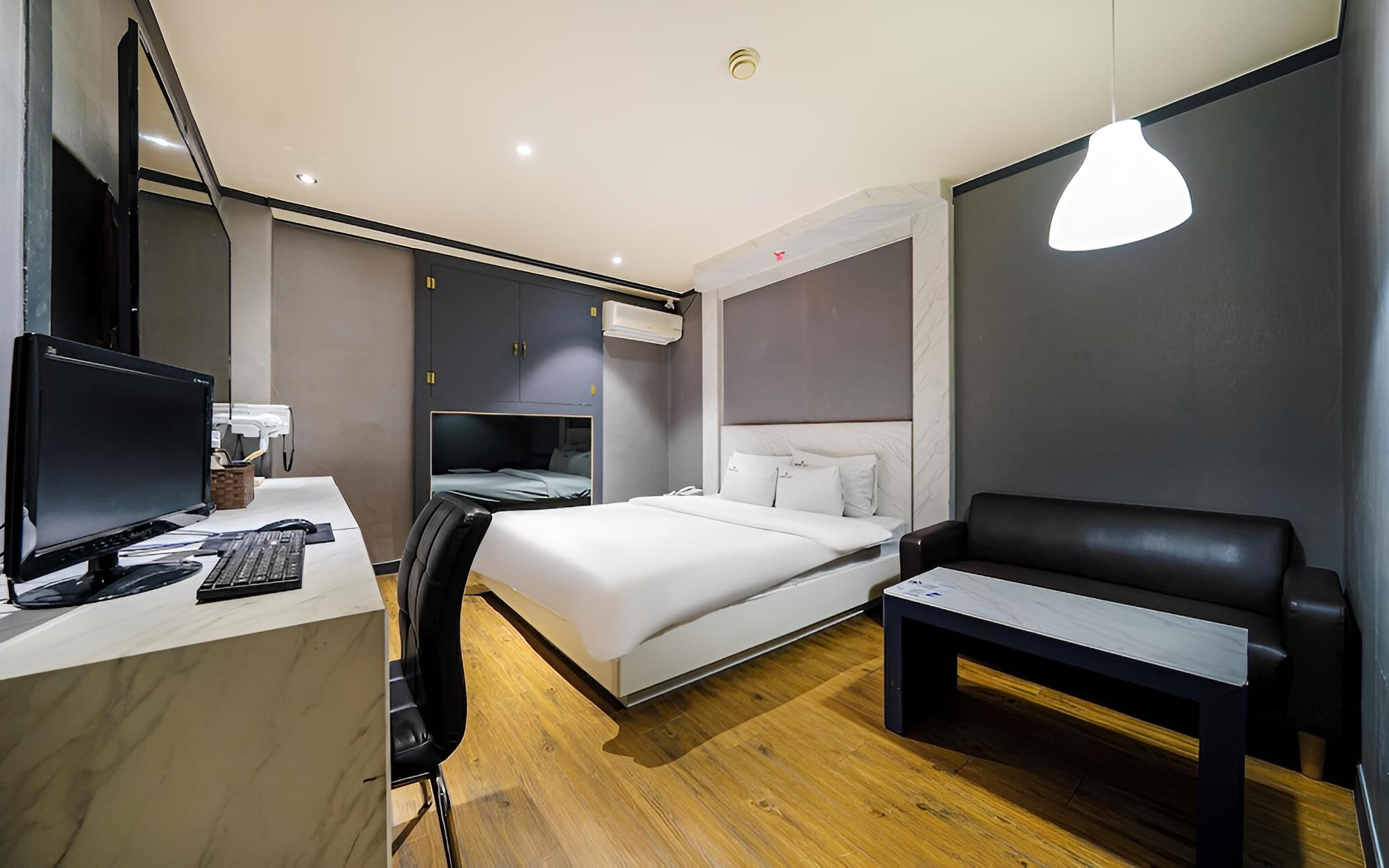 Room (Standard room (65-inch TV Netflix ava) photo 2