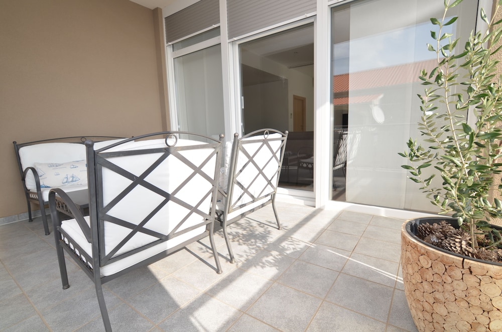 Deluxe Studio Suite, 1 King Bed with Sofa bed, Balcony, Courtyard View photo 2