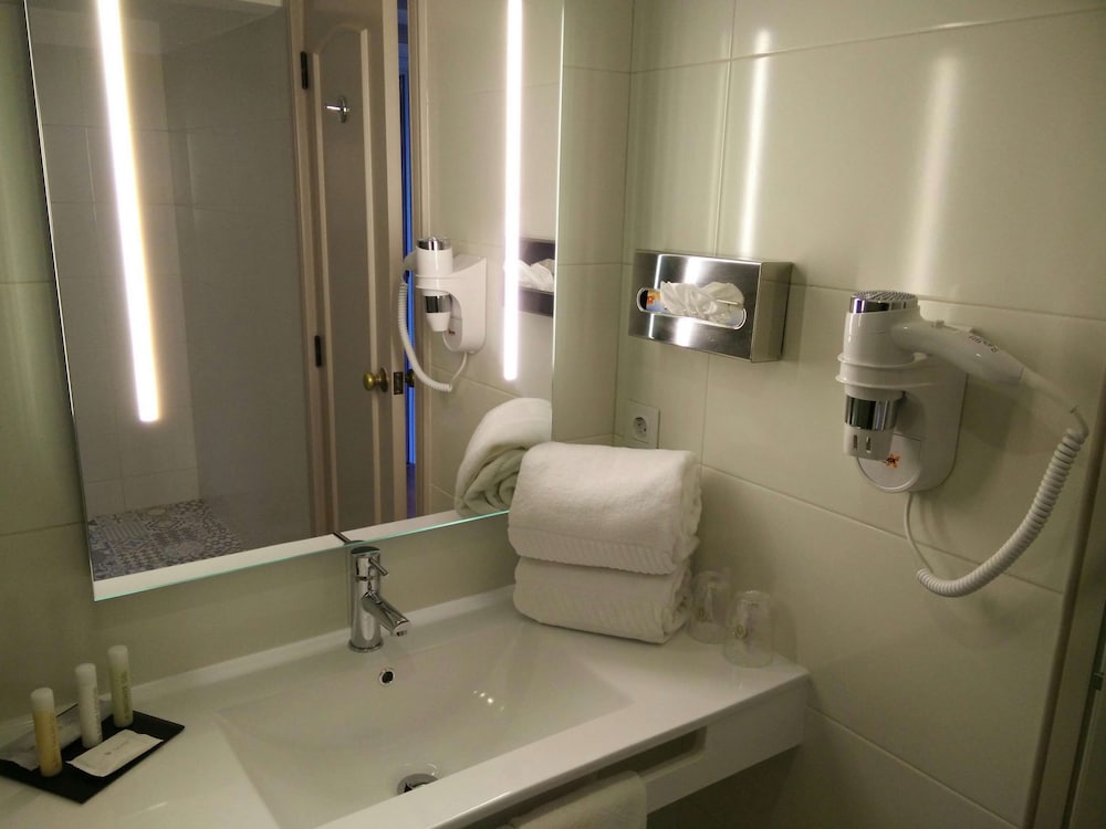 Classic Suite, 1 Queen Bed, Balcony, Sea View - Photo 10