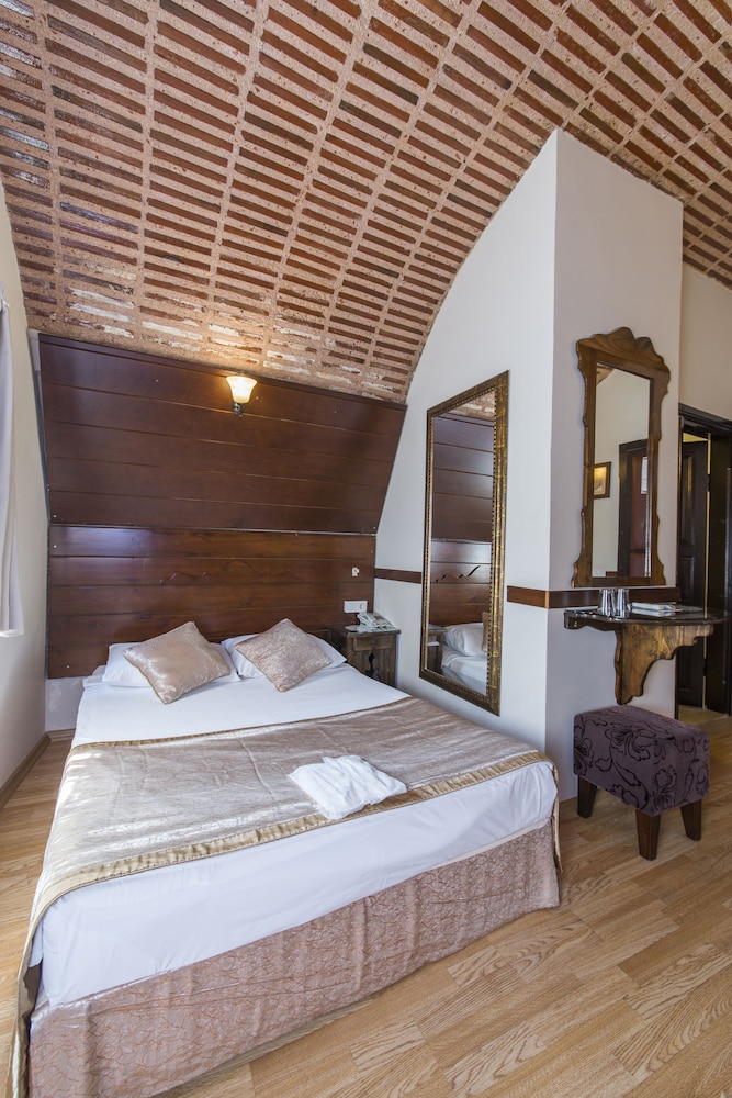 Cave Room with Double Bed photo 1