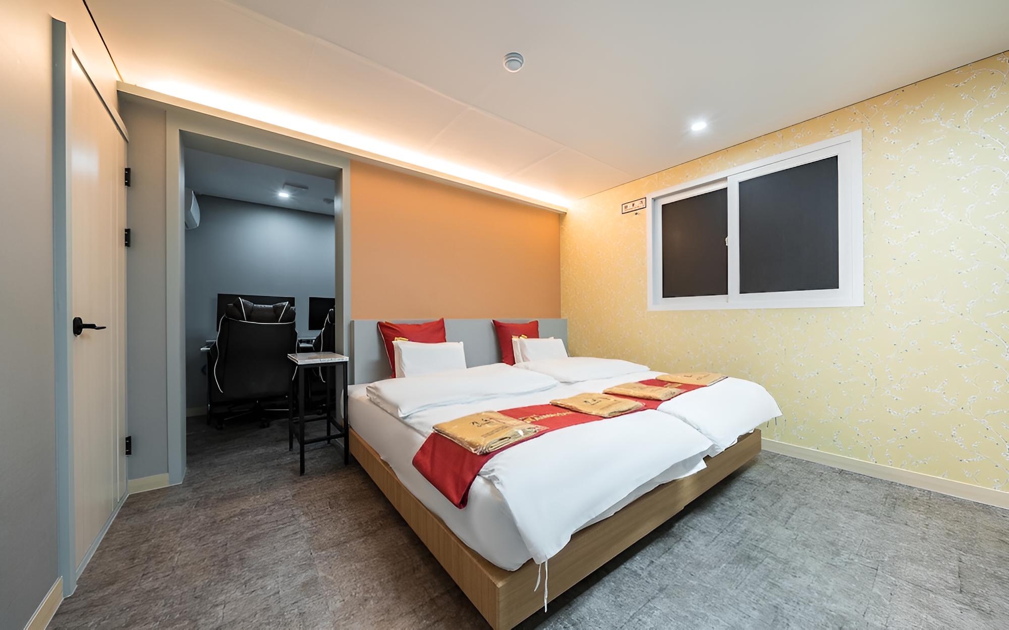 Room (4PC For 4 (Netflix)) - Photo 6