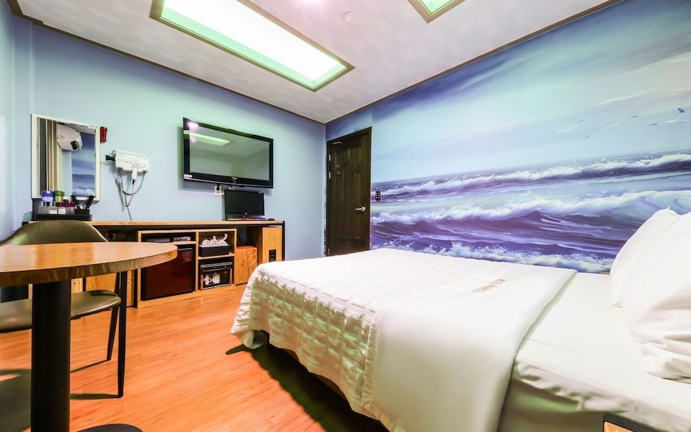 Mid-Size Taxi (Netflix, Ocean View) - Photo 10