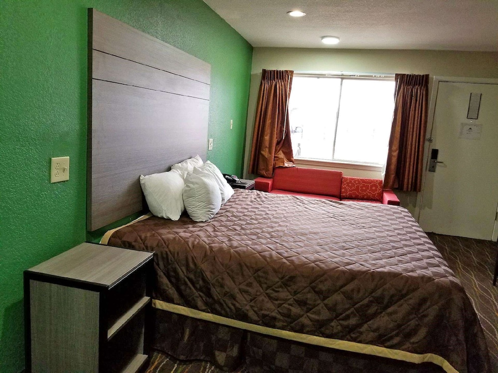 Room, 1 King Bed, Smoking - Photo 2