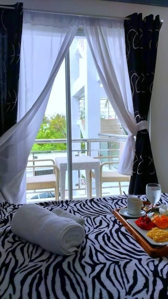 Standard Room, 1 Queen Bed photo 3