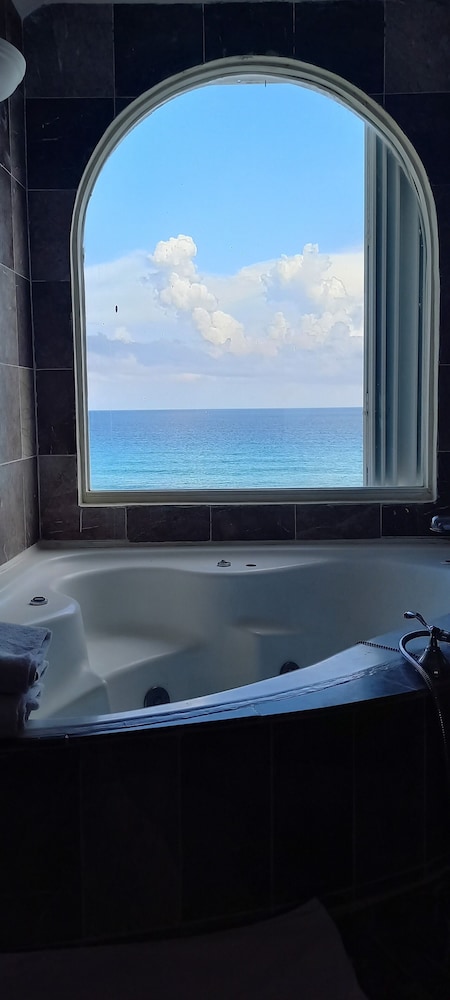 Apartment with Balcony and Ocean View photo 3