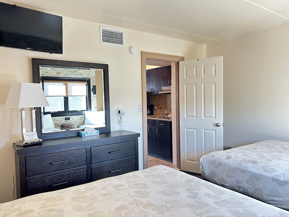 Family Suite, 1 Bedroom, Kitchenette, Corner photo 3