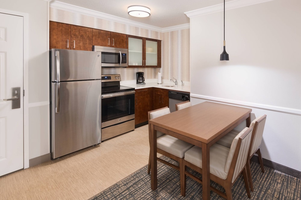 Suite, 2 Bedrooms, Fireplace (Mobility/Hearing Access, Roll-in Shwr)