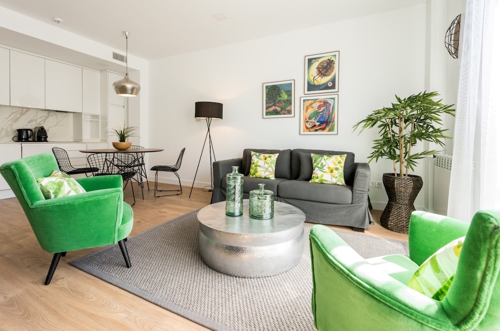 Standard Apartment (Skyline)
