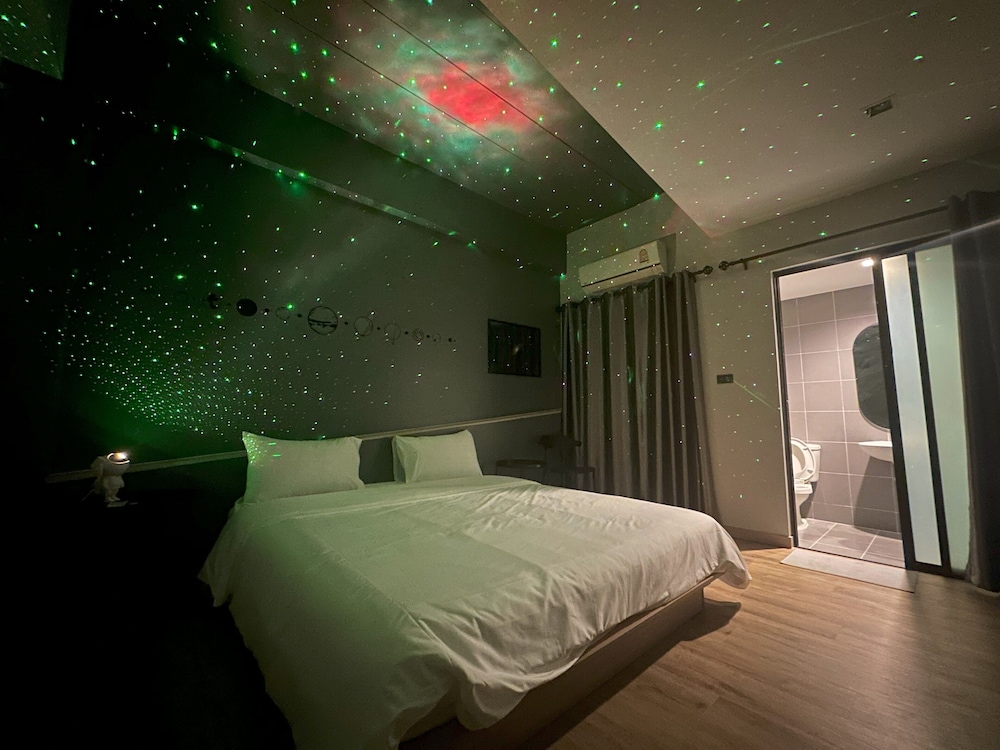 Design Room, 1 King Bed
