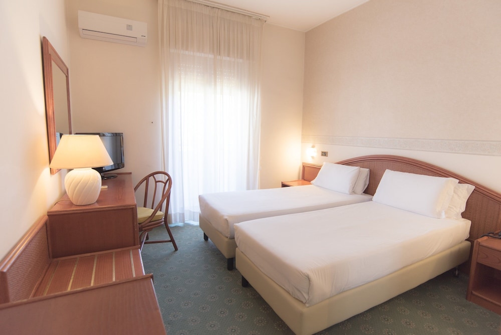 Standard Double or Twin Room - Photo 13