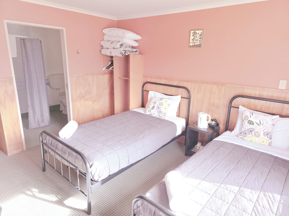 Basic Twin Room photo 1