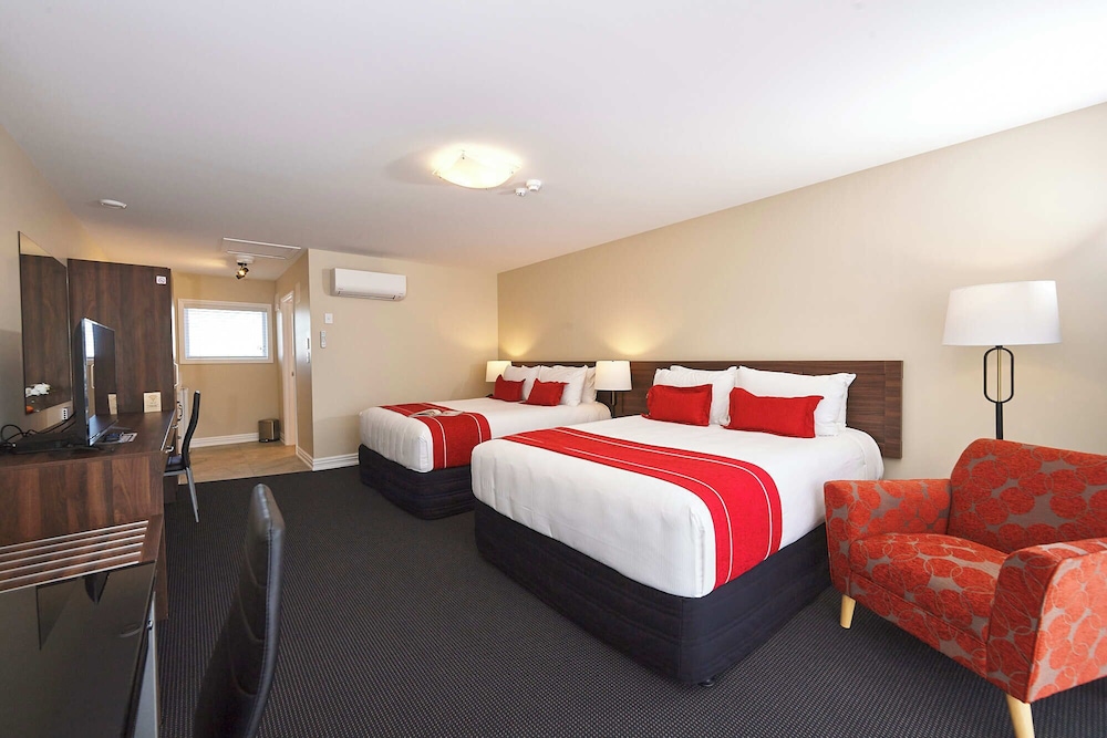 Executive Double or Twin Room, 2 Queen Beds, Pool View, Mezzanine