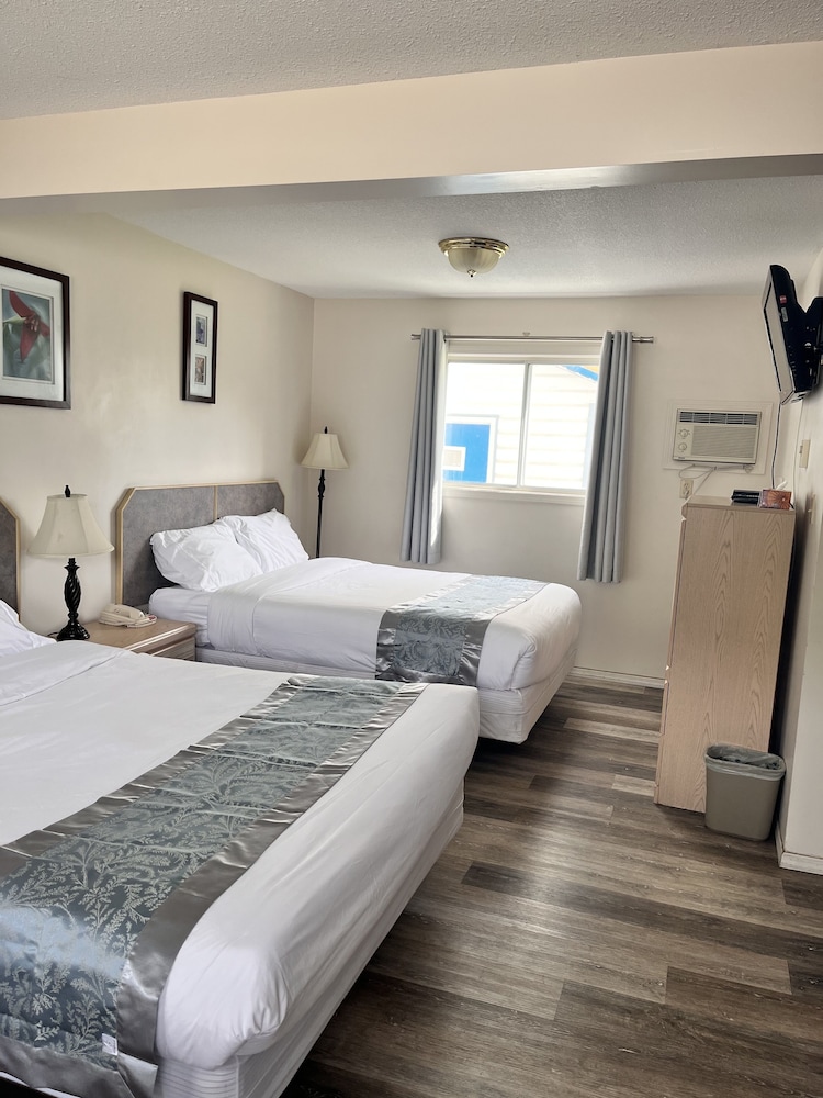 Economy Quadruple Room, 2 Queen Beds, Kitchenette