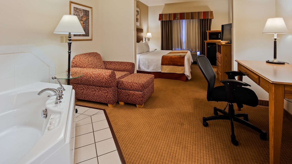 Suite, 1 King Bed, Non Smoking, Jetted Tub - Photo 1