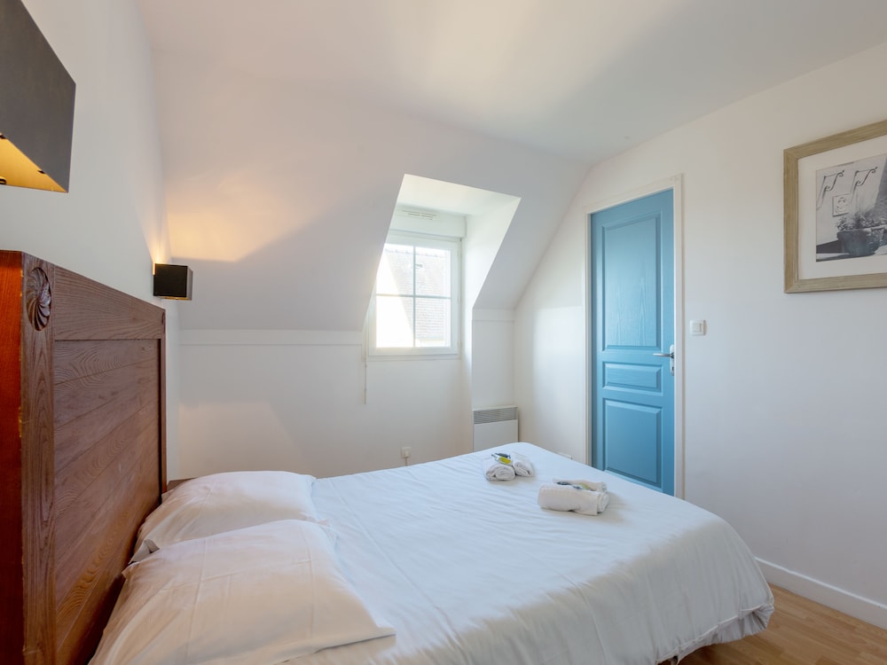 2-bedroom house, sleeps 6, sea view