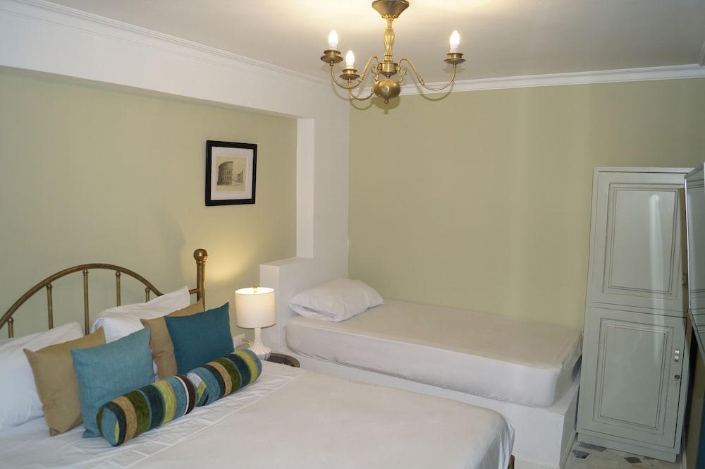 Classic Single Room, Multiple Beds, Private Bathroom photo 1