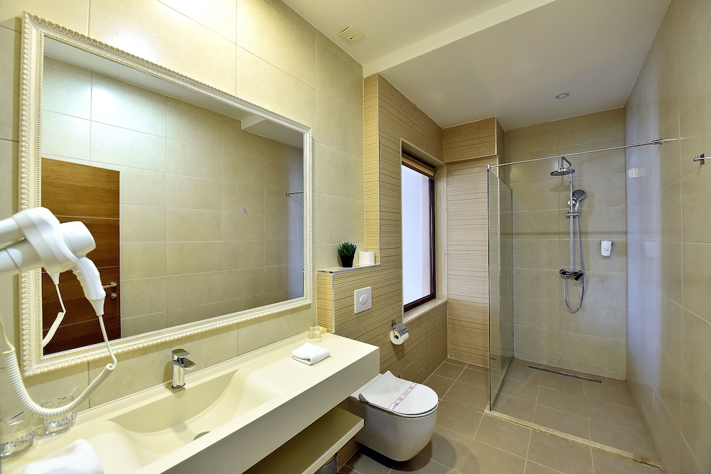 Standard Double Room - Photo 12