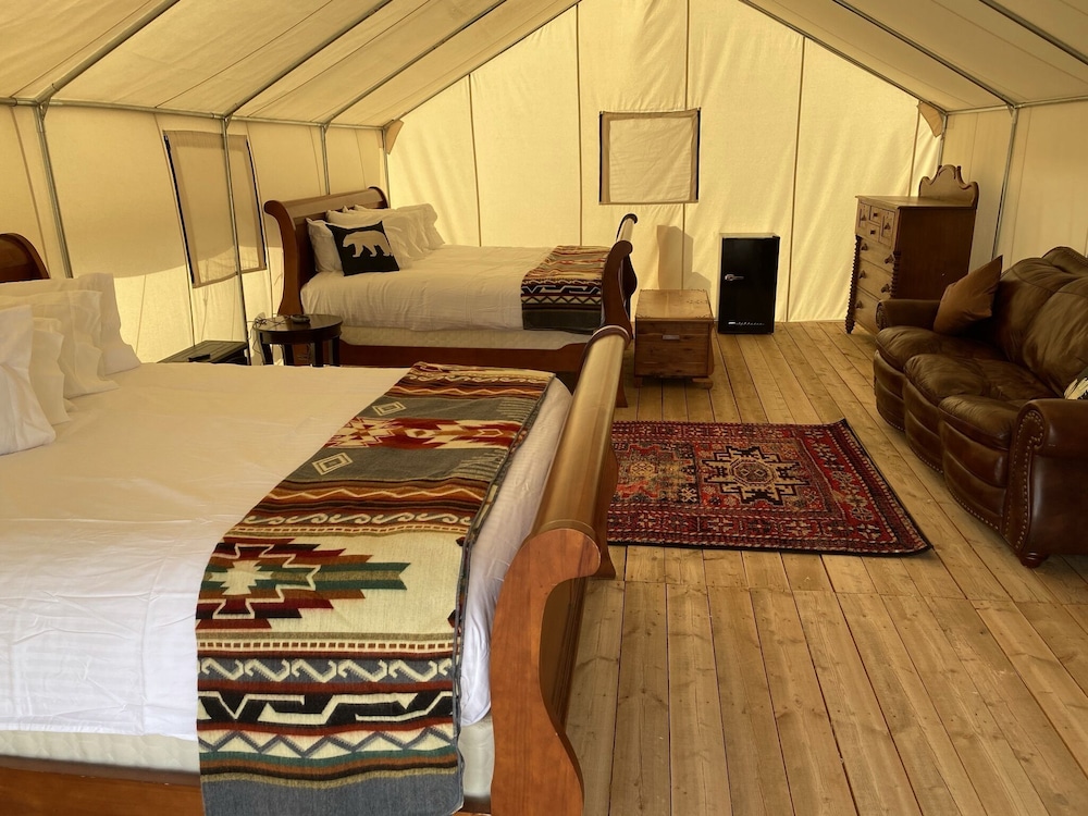 Deluxe Tent photo 2