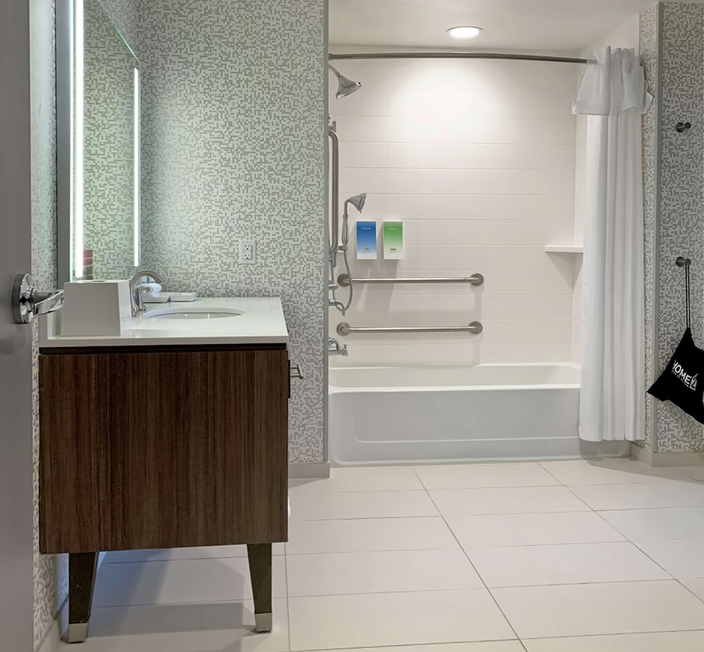 Suite, 1 King Bed, Accessible, Bathtub - Photo 4
