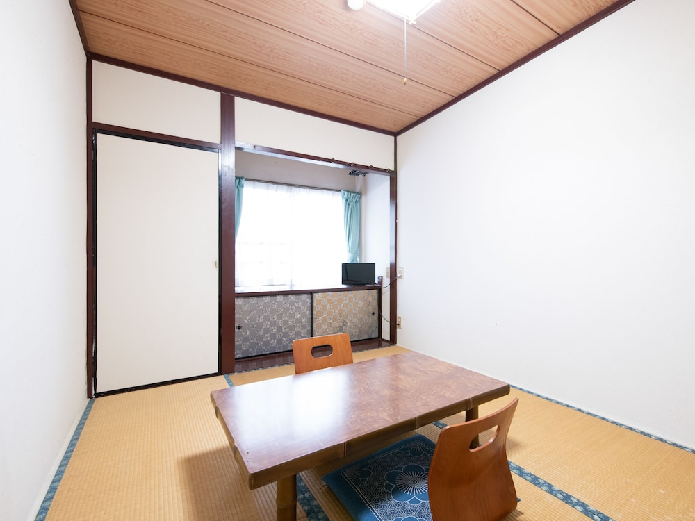 Japanese Room With Shared Washroom - Twin, Non Smoking