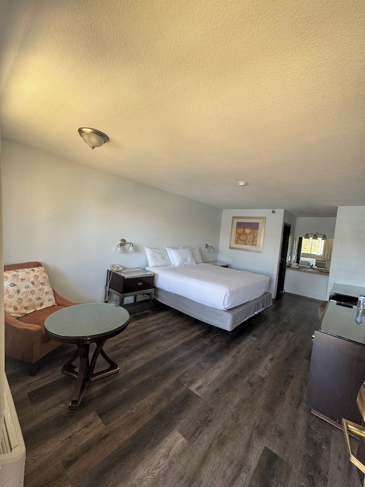 Single Room, 1 King Bed, Non Smoking, River View photo 1