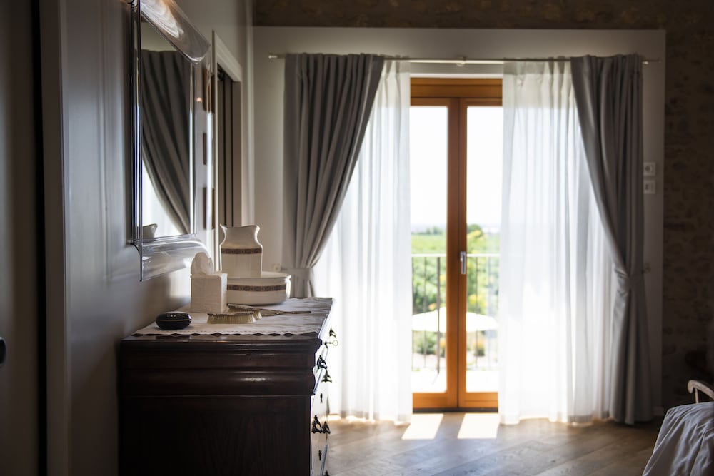 Magari Suite with Tub and Balcony photo 2