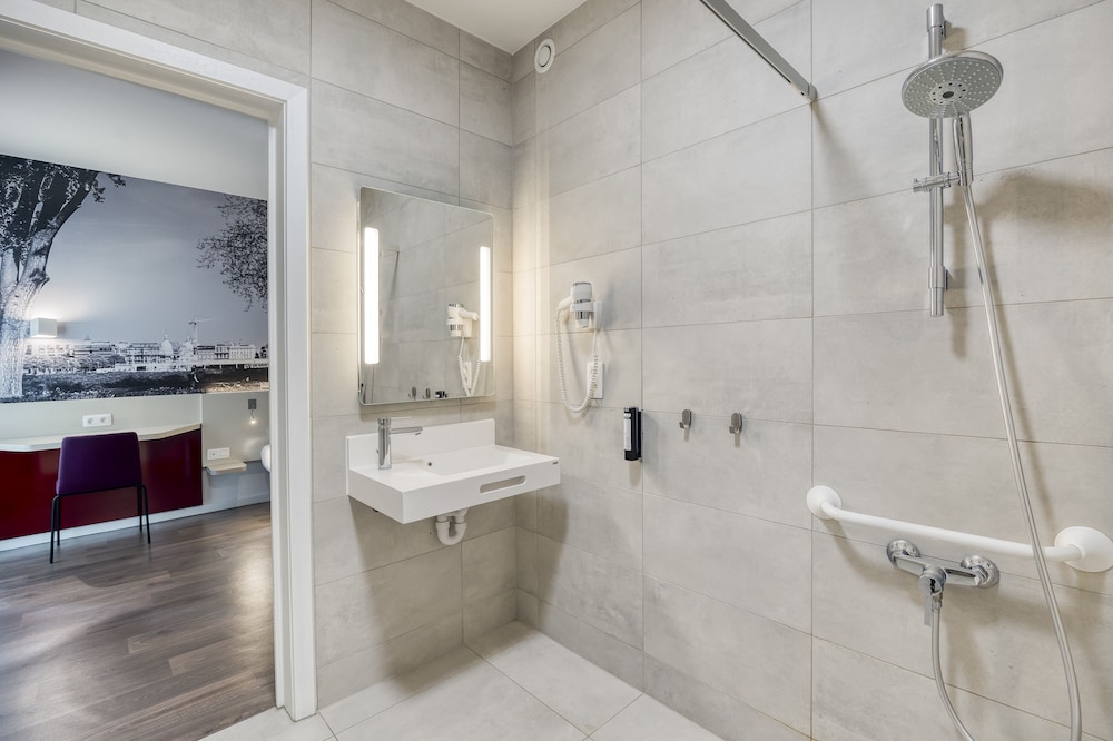 Basic Double Room, 1 Double Bed, Roll-in Shower photo 3