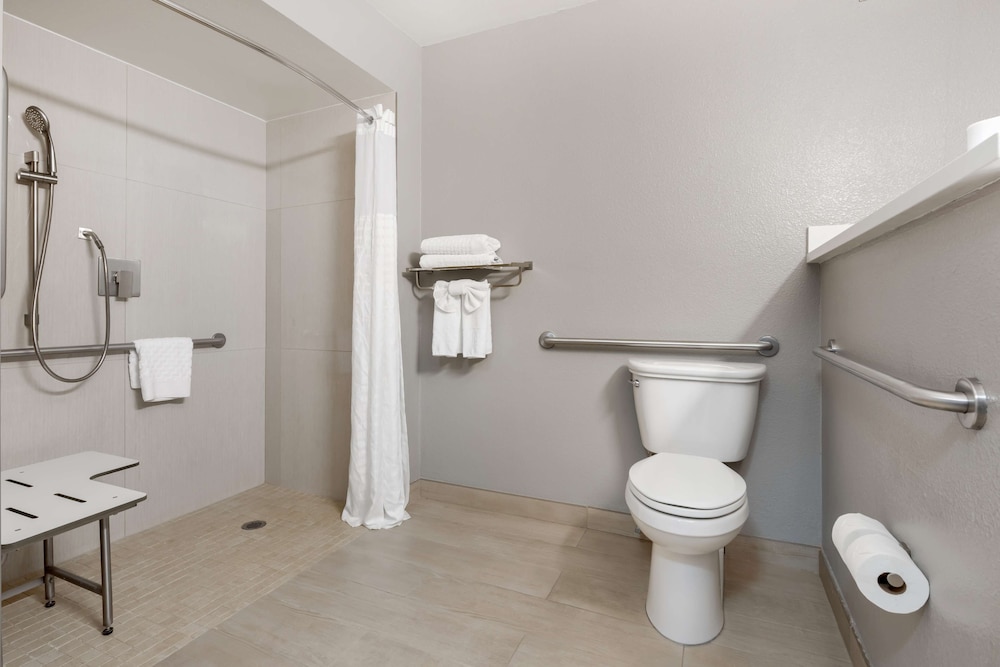 Suite, Multiple Beds, Mobility Accessible, Refrigerator & Microwave (Roll-In Shower) - Photo 4