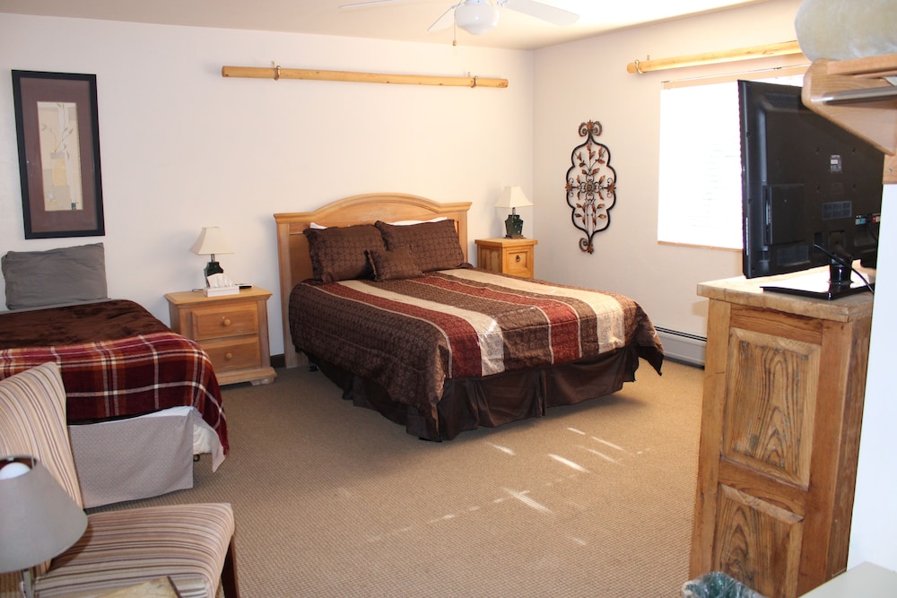 Room 304,The Pines Room, 1 Queen Bed and 1 Twin Bed