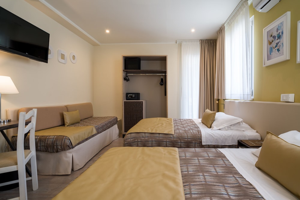 Family Room (2 French Beds)