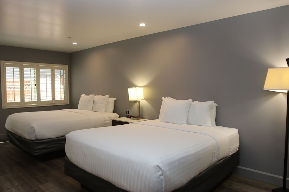 Basic Room, 2 Queen Beds, Non Smoking - Photo 4
