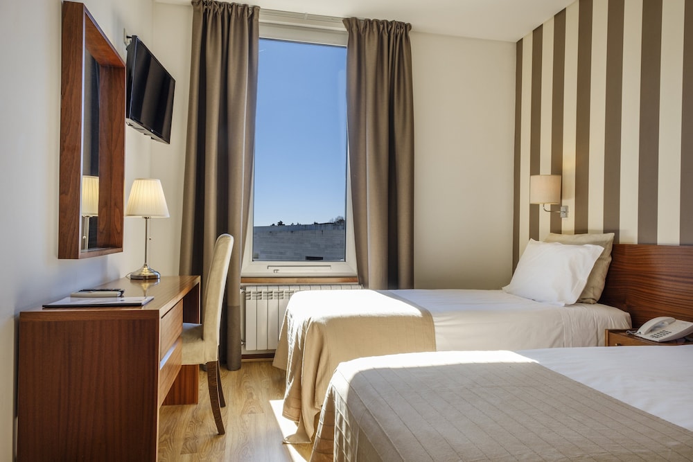 Double Room (With Extra Bed) photo 3