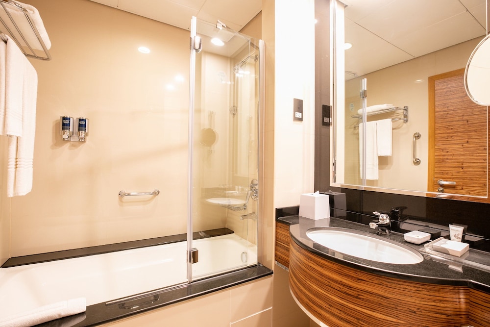 Studio, 1 King Bed, Non Smoking - Complimentary Shuttle Service to Dubai Mall and Kite Beach — photo 7