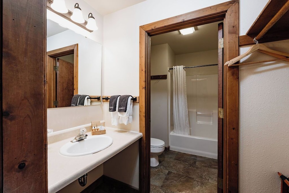 Room, 2 Queen Beds (Fisherman's Lodge, Full Bathroom) photo 3