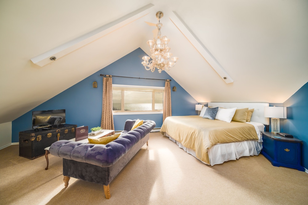 Camelot - Penthouse Room, 1 King and 1 Double Bed photo 3