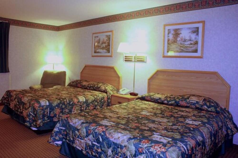 Basic Double Room, 2 Queen Beds - Photo 2