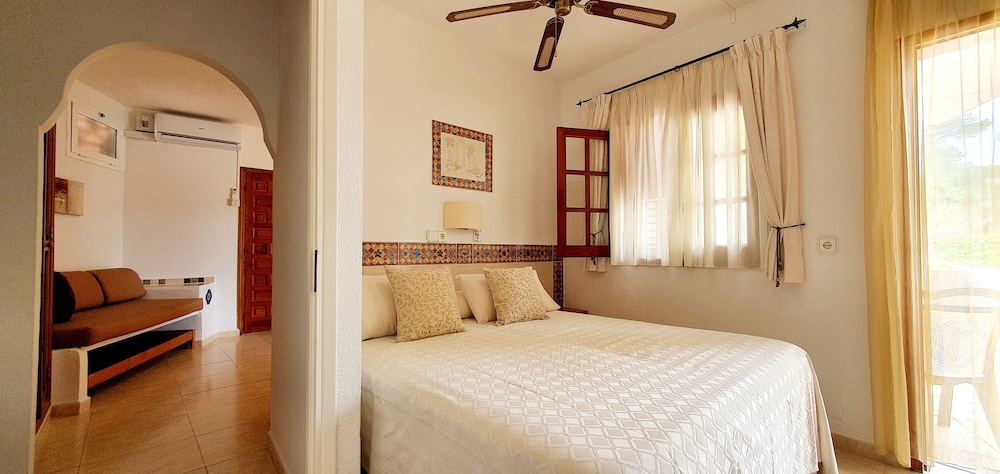 Classic Apartment, 1 Bedroom, Kitchen, Poolside