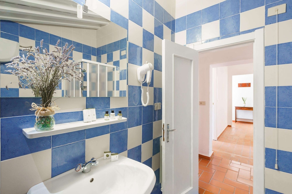 Basic Apartment - Photo 10