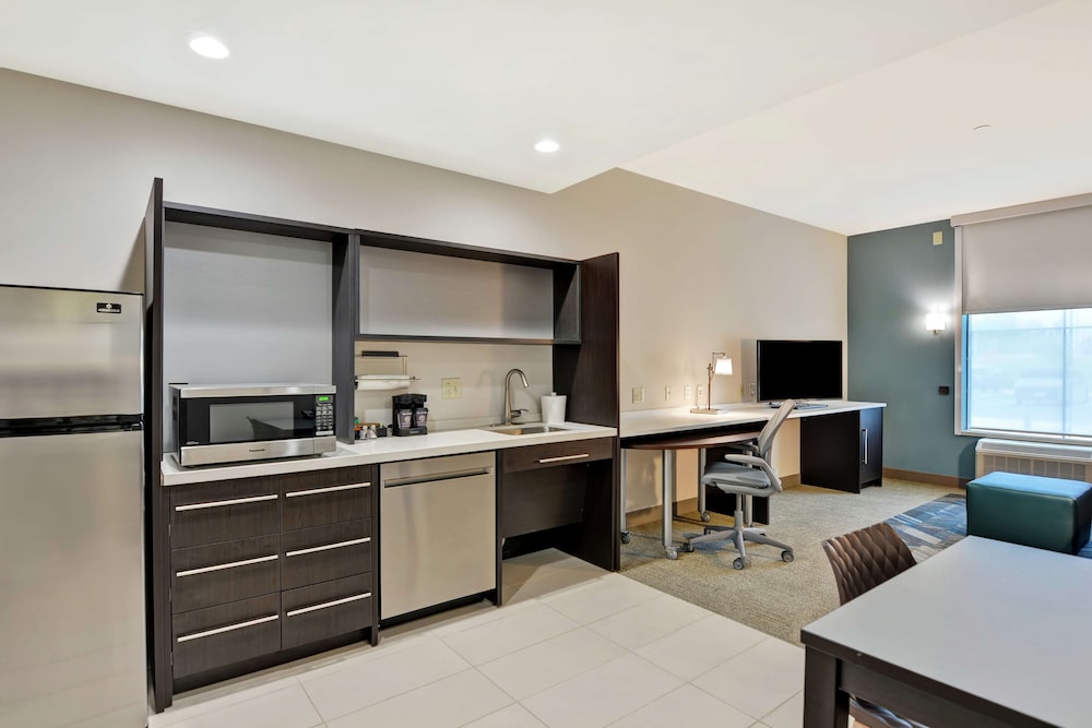 Suite, 1 Bedroom, Accessible, Bathtub - Photo 4