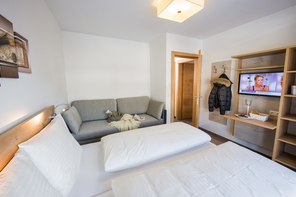 Standard Apartment, 2 Bedrooms, Balcony (2 Large free accesss to Alpentherme ) photo 3