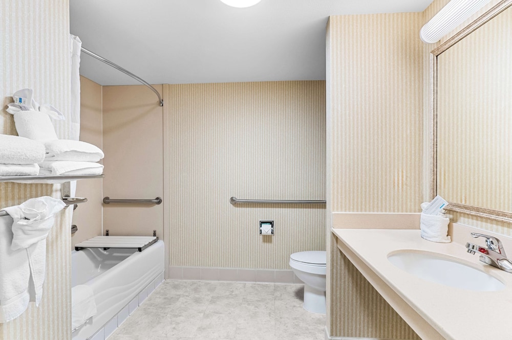 Standard Room, 1 King Bed, Accessible, Hot Tub photo 3