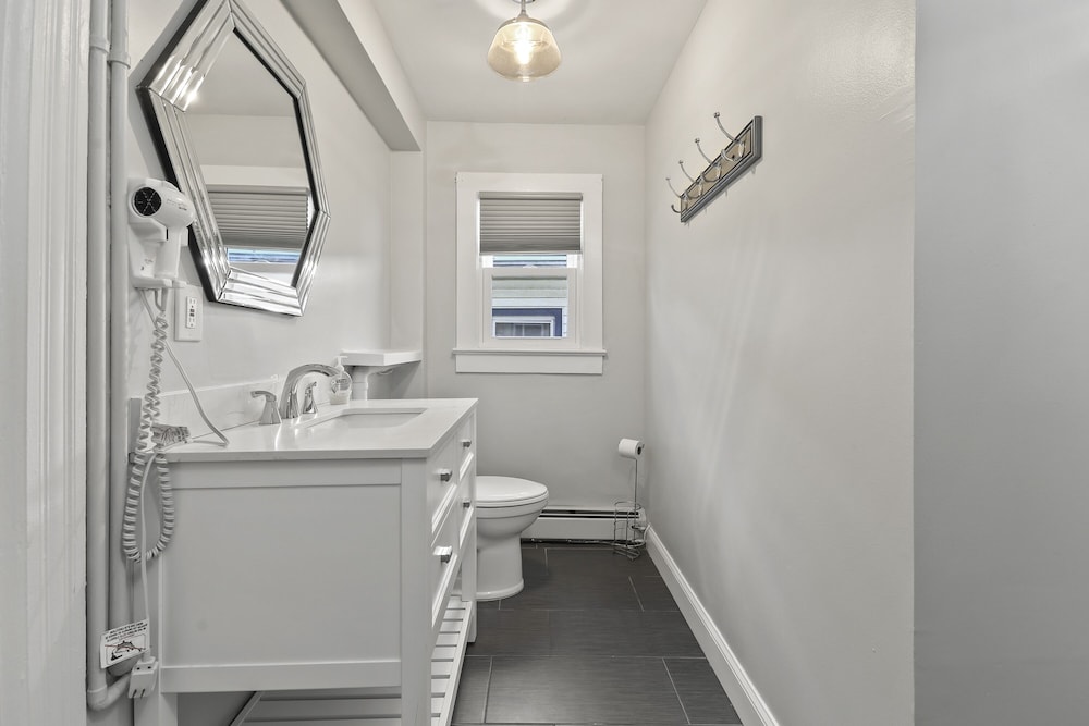 Standard Double Room, Ensuite (Sweet Violets Room), photo 6