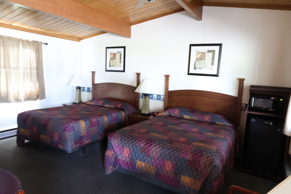 Basic Room, 2 Queen Beds photo 1