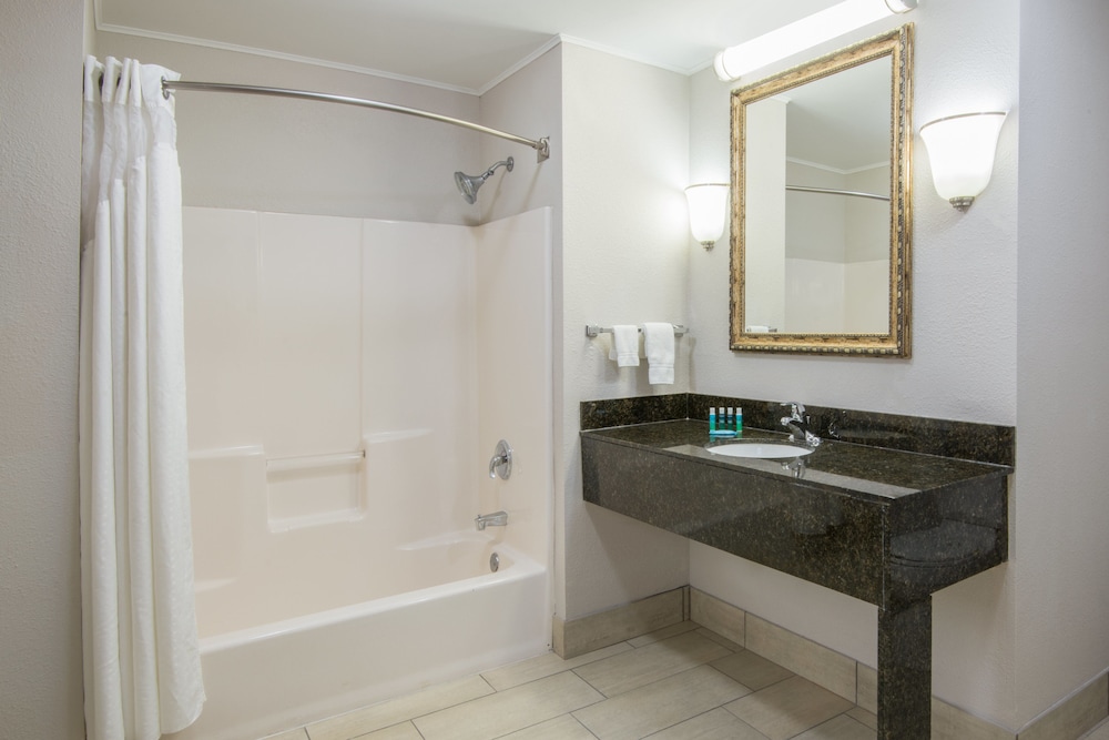 Standard Room, 2 Queen Beds - Photo 3