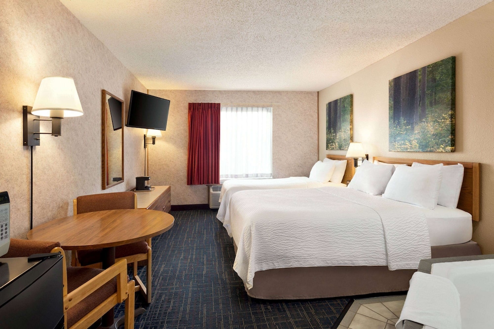 Suite, 1 Queen Bed - Photo 2