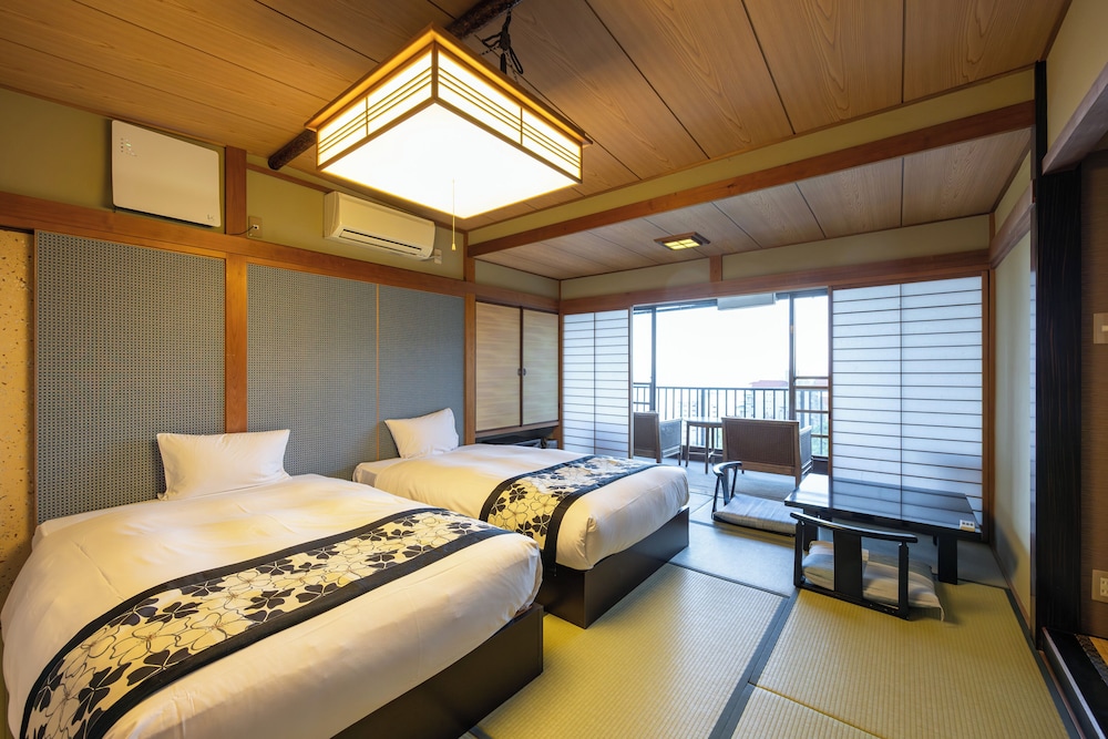 Superior Twin Room, Private Bathroom, Ocean View photo 2