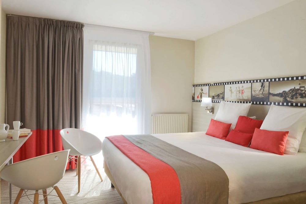 Comfort Room, 1 Queen Bed (Larger Room) - Photo 6