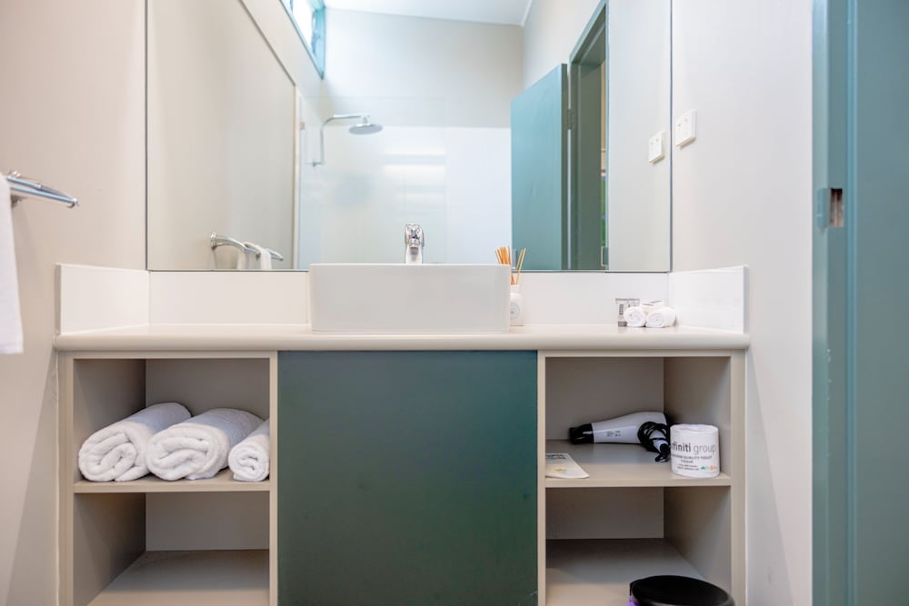 Standard Triple Room, Non Smoking (Standard Motel Room)
