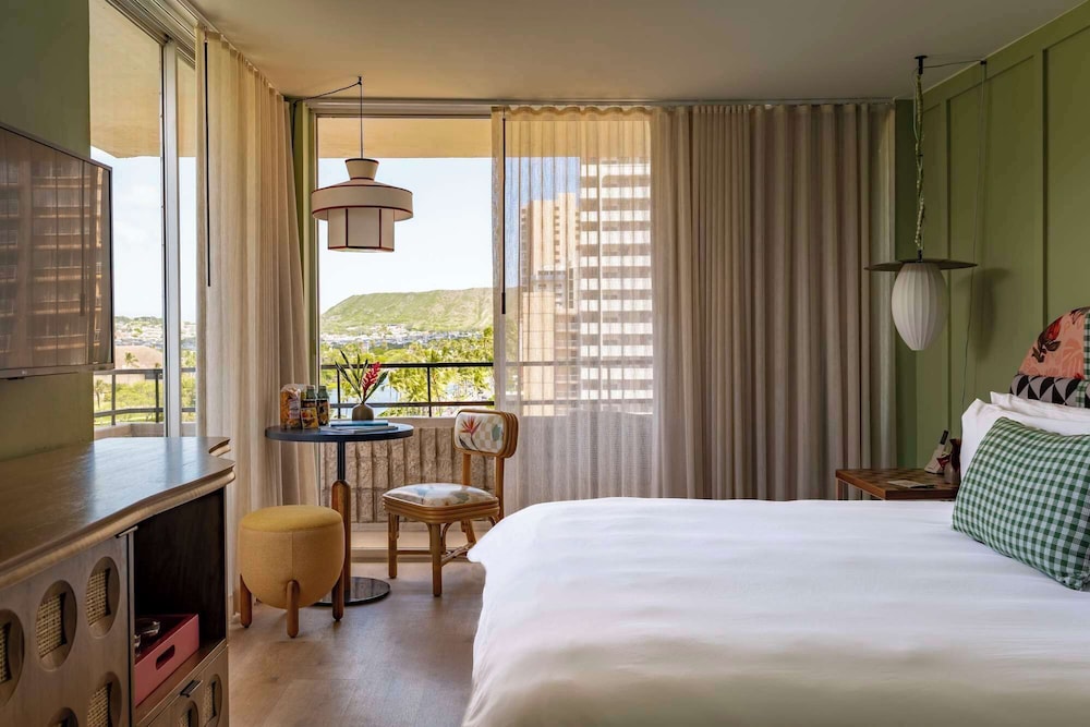 Premium Room, 1 King Bed, Corner (with Lanai, View) - Photo 1